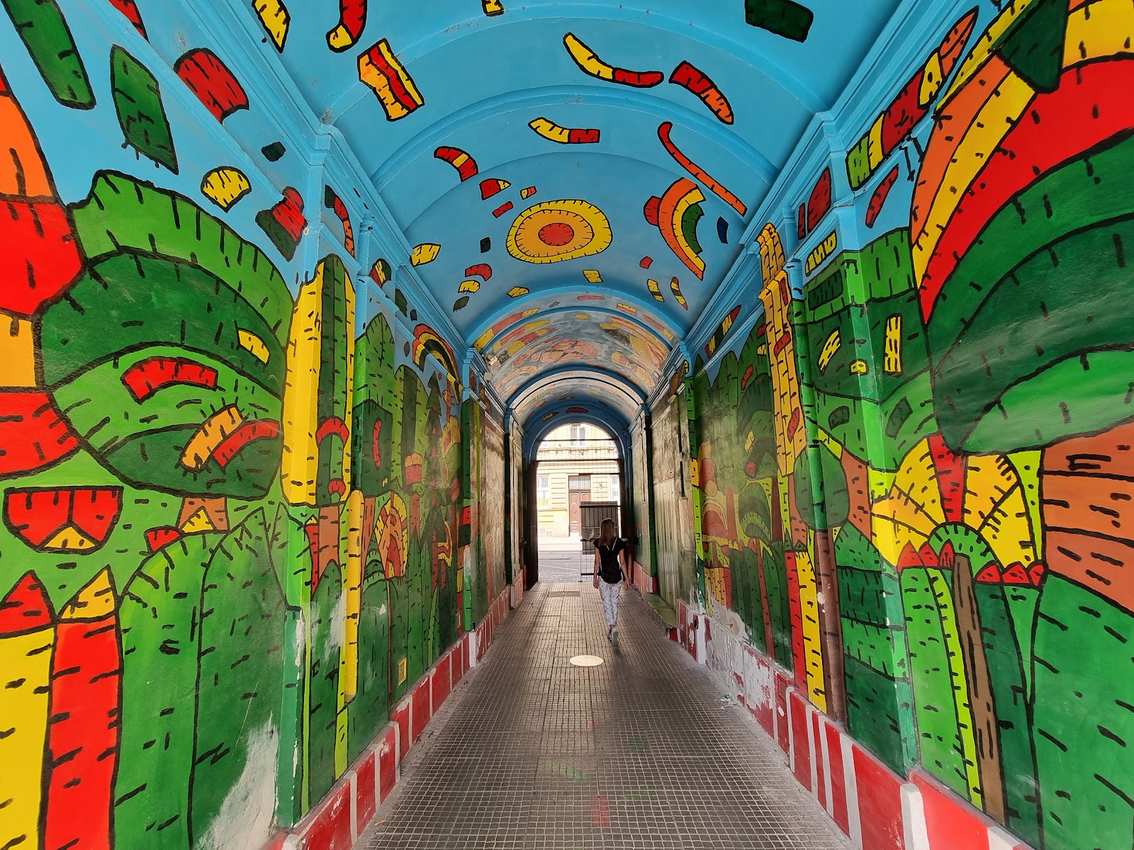 Hravý, barevný tunel s unikátní nástěnnou malbou.
